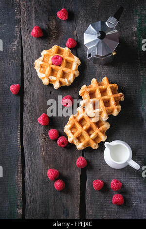 Belgische Waffeln mit Himbeeren Stockfoto