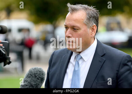 David Warburton MP (Conservative: Somerton und Frome) interviewt am College Green, Westminster Stockfoto