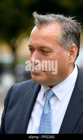 David Warburton MP (Conservative: Somerton und Frome) interviewt am College Green, Westminster Stockfoto