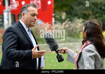 David Warburton MP (Conservative: Somerton und Frome) interviewt am College Green, Westminster Stockfoto