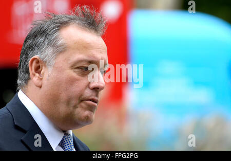 David Warburton MP (Conservative: Somerton und Frome) interviewt am College Green, Westminster Stockfoto