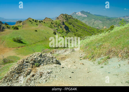Weg mit ungewöhnlicher Farbe von magmatischen Gesteinen auf vulkanischen Gebirgskette Kara Dag im Frühling, Osten Krim Stockfoto