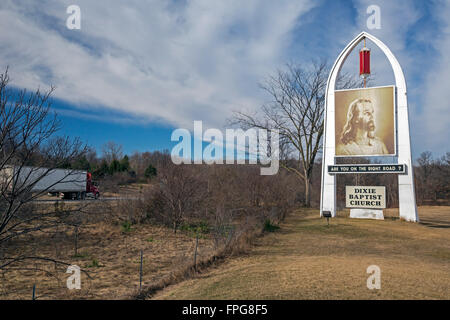 Clarkston, Michigan - ein Zeichen entlang Interstate 75 von Dixie Baptist Church fragt: "bist du auf dem richtigen Weg?" Stockfoto