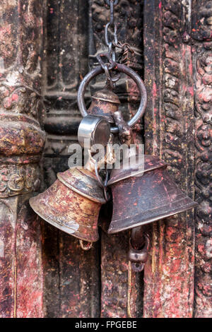 Nepal, Patan.  Glocken in einem Hindu-Tempel, verwendet um Inform die Gottheit der Verehrer Ankunftszeit oder Ward vor bösen Geistern. Stockfoto