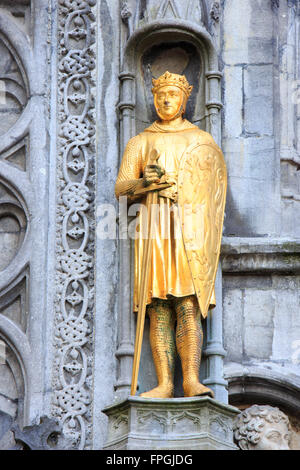 Goldene Statue eines Ritters an der Fassade der Basilika des Heiligen Blutes in Brügge, Belgien Stockfoto