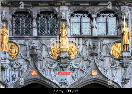 Goldene Statuen an der Fassade der Basilika des Heiligen Blutes in Brügge, Belgien Stockfoto