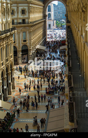 Menschen und Touristen zu Fuß und auf der Suche in der Galleria Vittorio Emanuele II in Mailand, Italien Stockfoto