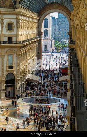 Menschen und Touristen zu Fuß und auf der Suche in der Galleria Vittorio Emanuele II in Mailand, Italien Stockfoto