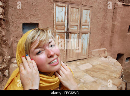 Junge Frau von einer alten Tür in Marokko. Stockfoto