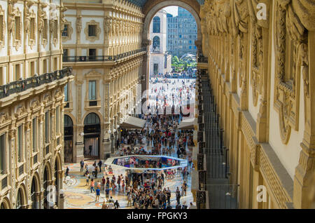 Menschen und Touristen zu Fuß und auf der Suche in der Galleria Vittorio Emanuele II in Mailand, Italien Stockfoto