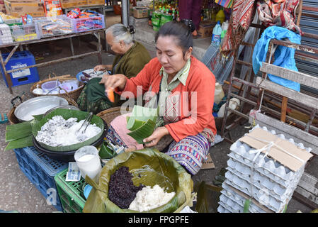 Weibliche Straßenhändler Essen Morgenmarkt Luang Prabang Laos Stockfoto