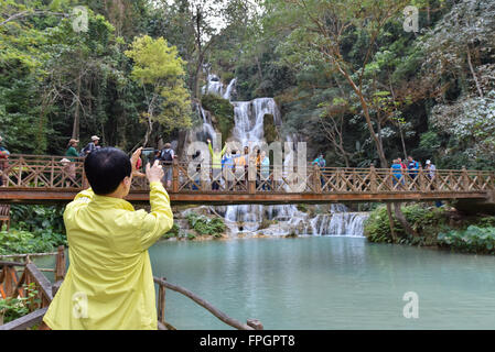 Touristen fotografieren bei Kuang Si Wasserfälle nächste nach Luang Prabang Laos Stockfoto
