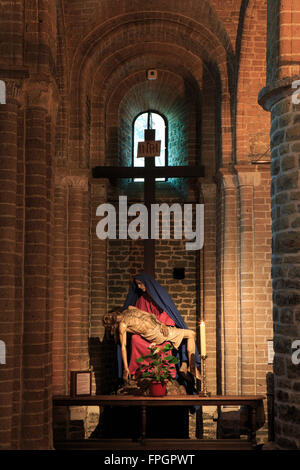 Maria Jesus Christus in der Kapelle des heiligen Basilius (1134-1149) im Inneren der Basilika des Heiligen Blutes in Brügge, Belgien Stockfoto