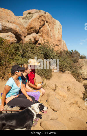 Wanderer und Ansicht von San Luis Obispo vom Bischof Peak, San Luis Obispo, Kalifornien Stockfoto