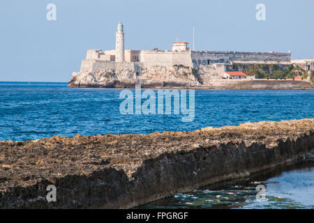 Havanna Straßenszenen und Malecon anerkennende. El Morro Festung und den Hafen von Havanna. Stockfoto