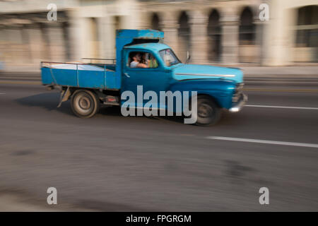 Havanna Straßenszenen und Malecon anerkennende. Oldtimer, Fahrradrikschas und Fußgänger teilen die Strecke. Stockfoto