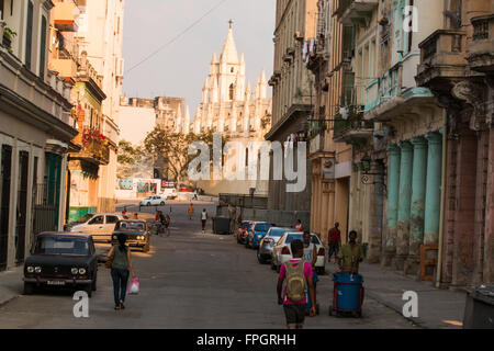 Havanna Straßenszenen und Malecon anerkennende. Oldtimer, Fahrradrikschas und Fußgänger teilen die Strecke. Iglesia del Santo Angel Custo Stockfoto