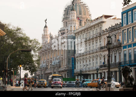 Havanna Straßenszenen und Malecon anerkennende. Oldtimer, Fahrradrikschas und Fußgänger teilen die Strecke. Kubanische Kapitol Stockfoto