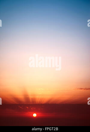 Sonnenuntergang Himmel Hintergrund, rote Sonne, Schönheit der Natur, herrliche Panorama Aussicht mit Textfreiraum Stockfoto