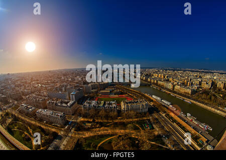 Warmen Sonnenuntergang über Paris Stadtbild erschossen vom Eiffelturm Stockfoto