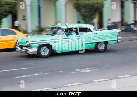 Nordamerika, Lateinamerika, Karibik, Kuba, Havanna, 1958 Oldsmobile Super 88 Autos entlang der Altstadt Havannas. Stockfoto