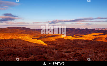 Schöne Berge Landschaft, goldene Trockenrasen auf den Hügeln, fantastische Sicht auf libanesische Landschaft im sonnigen Tag Stockfoto