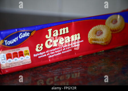 Jam und Rahm Kekse / Jammie Dodgers Stockfoto