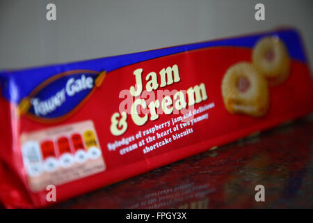 Jam und Rahm Kekse / Jammie Dodgers Stockfoto