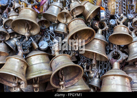 Nepal, Patan.  Glocken in einem Hindu-Tempel. Stockfoto