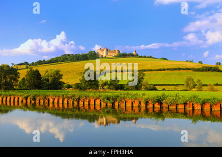 Chateauneuf in Burgund, Frankreich vom Dijon-Kanal. Stockfoto