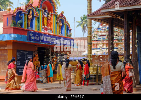 Weibliche verehrer am Hindu Tempel, Cochin, Kerala, Indien Stockfoto