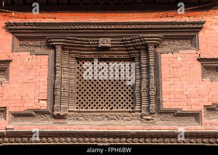 Nepal, Patan.  Fenster in den Königspalast mit traditionellen geschnitzten Rahmen. Stockfoto