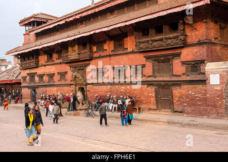 Nepal, Patan.  Durbar Square.  Eingang zum Königspalast.  2. März 2009.  Der Palast überlebte das Erdbeben von April 2015. Stockfoto