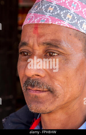 Nepal, Patan.  Nepalesische Mann einen Nepali Hut (Dhaka Topi). Stockfoto