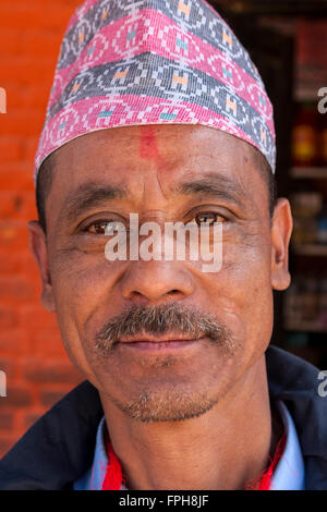 Nepal, Patan.  Nepalesische Mann einen Nepali Hut (Dhaka Topi). Stockfoto