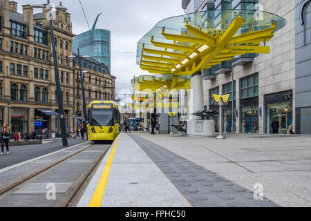 Metrolink Tram-Station mit einer verlassen Sie den Bahnhof Metrolink-Straßenbahn Stockfoto