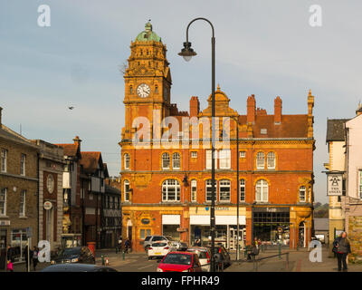 Altes Rathaus-Turmuhr und der Barclays Bank kurz Bridge Street Newtown Powys Wales ländliche Gebäude walisische Marktstadt mit reichen industriellen Erbe Stockfoto