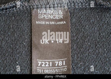 Aufkleber auf der Innenseite der Frau Größe 14 Kleidungsstück von Marks and Spencer Made in Sri Lanka billig Import low-cost hergestellte Produkt verkauft Stockfoto