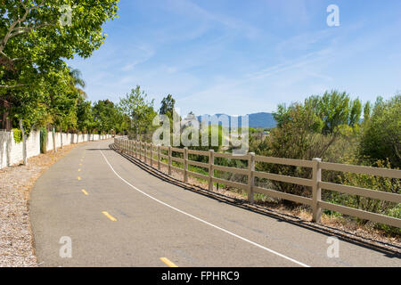 Sonne scheint auf einem Wander- und Pfad in der southern California Stadt Santa Clarita. Stockfoto