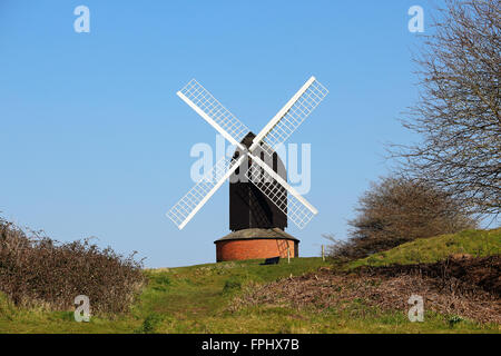 Englische hölzerne Mühle Dorf Bockwindmühle in vor blauem Himmel Stockfoto