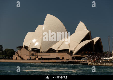 Eines der berühmtesten Wahrzeichen Sydneys ist das Opernhaus am Circular Quay in Sydney in New South Wales, Australien Stockfoto