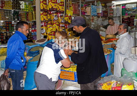 Agadir, Moracco, weibliche Touristin riecht getrocknete Kräuter im Glas im Souk. Stockfoto
