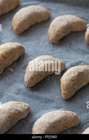 Gebackene Mandeln Cresecent Kekse auf ein Backblech Stockfoto