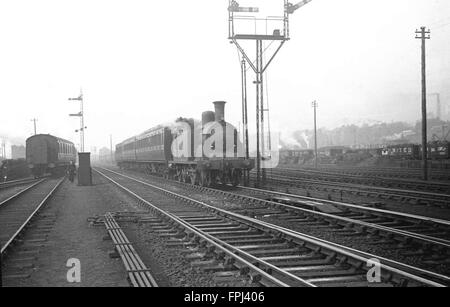 Caledonian 439 Klasse 0-4-4 t betritt Perth mit einem Nahverkehrszug in LMS-Tagen Stockfoto