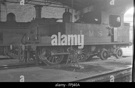 Highland Railway Strathpeffer Tank 0-4-4 t 15053 in Schuppen in LMS-Tagen mit kleinen Ben Ben Attow hinter Datum Pre-1949 Stockfoto