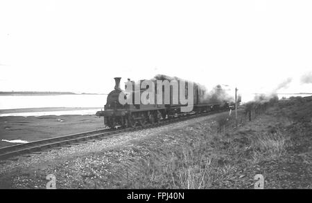 Highland Railway Strathpeffer Tank 0-4-4 t 1505(?) bringt einen Zug über The Mound in LMS-Tagen Stockfoto