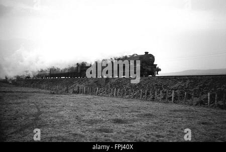 Doppelköpfige Zug mit LMS Schwarz fünf 4-6-0 führt auf die Highland Railway in LMS-Tagen Stockfoto