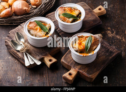 Zwiebelsuppe mit getrocknetem Brot, Salbei und Cheddar Käse Stockfoto
