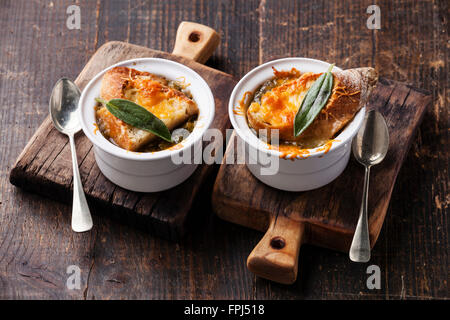 Zwiebelsuppe mit getrocknetem Brot, Salbei und Cheddar Käse Stockfoto