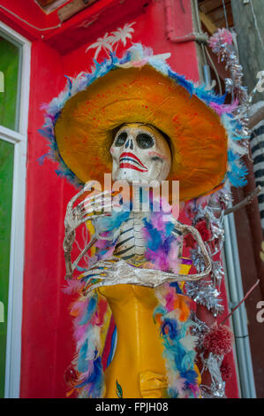 Sayulita, Riviera Nayarit, Mexiko Abbildung einen gefiederten, feminine La Catrina-Tag der Toten Skulptur oder Dia de Los Muertos. Stockfoto